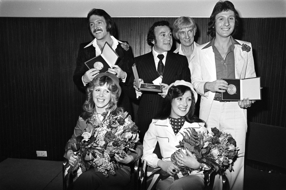 Eurovisie Songfestival 76 Den Haag Brotherhood of Man (Engeland) met de medail, Bestanddeelnr 928-5009