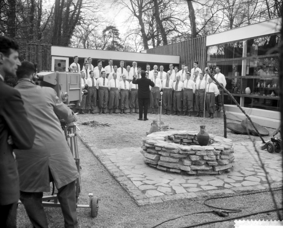 Eurovisieuitzending vanuit de Floriade mmv het Utrechts Bijzantijnskoor onder, Bestanddeelnr 911-1747