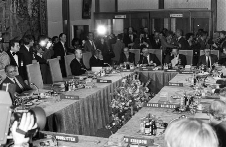 Europese Raad in Maastricht, overzicht tijdens de conferentie, 14a en 15a Giscard dEstaing en Poncet (Min. BZ), Bestanddeelnr 931-3909 photo
