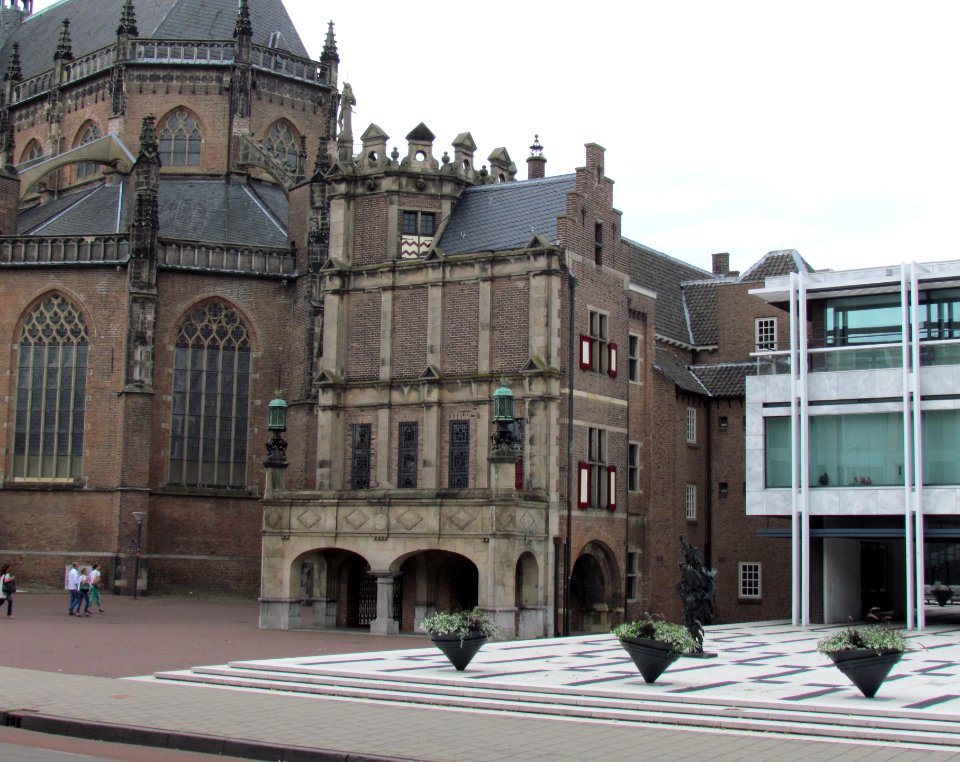 Eusebiuskerk, Duivelshuis, stadhuis