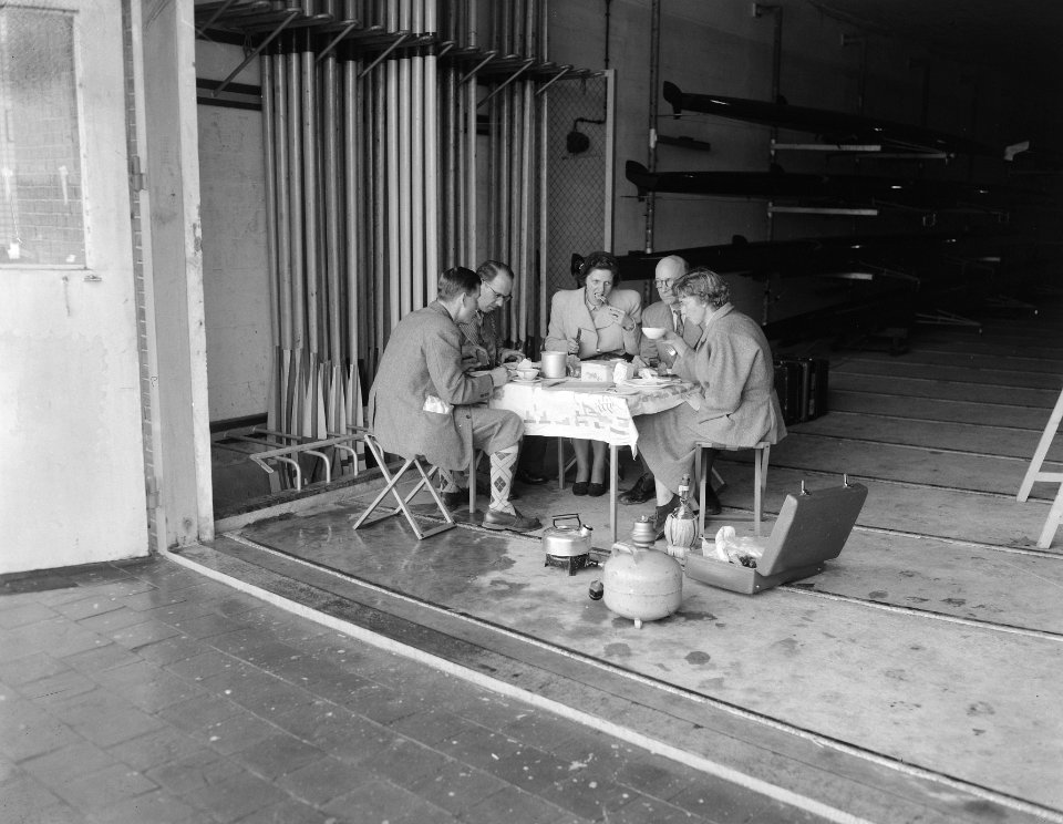 Europese Roeikampioenschappen Amsterdam, Deense deelnemer lunchen op Bosbaan, Bestanddeelnr 906-6786