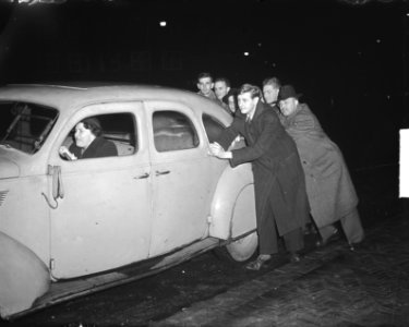 Euwe en Donner duwen auto, Bestanddeelnr 904-3335