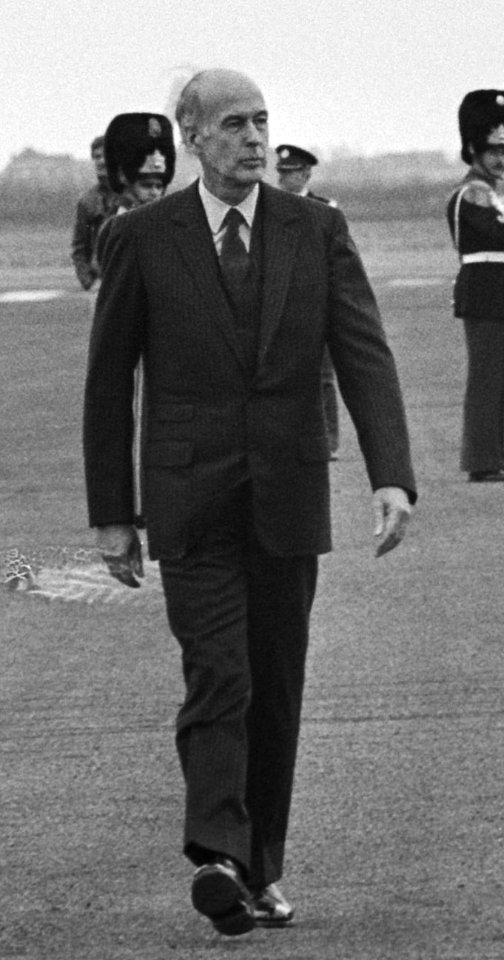 Europese Raad in Maastricht, Giscard dEstaing inspecteerd de erewacht op vliegveld Beek, Bestanddeelnr 931-3904 (cropped)