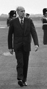 Europese Raad in Maastricht, Giscard dEstaing inspecteerd de erewacht op vliegveld Beek, Bestanddeelnr 931-3904 (cropped)