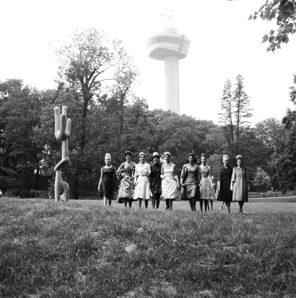 Europese mode op de top van de Rotterdamse Euromast, de mannequins op de Floriad, Bestanddeelnr 911-3064