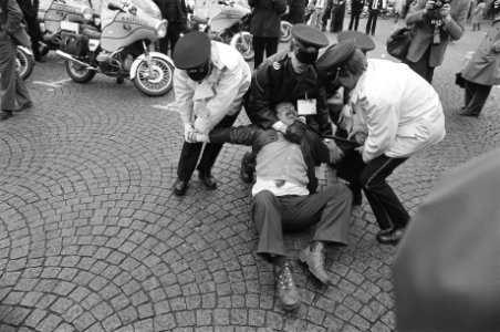 Europese Raad in Maastricht, politie probeerde te verhinderen dat demonstrerende, Bestanddeelnr 931-3889 photo