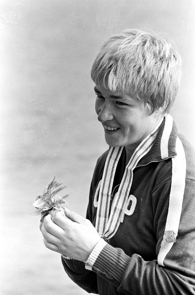 Europese Roeikampioenschappen dames 1966, Galina Konstantinova met medaille en b, Bestanddeelnr 919-5016