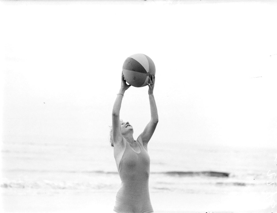 Eva Waldschmidt speelt met een bal op het strand, Bestanddeelnr 252-0796
