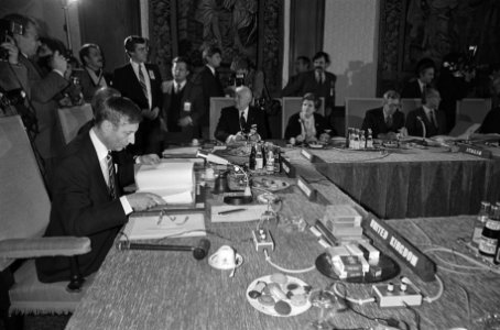 Europese Raad in Maastricht, 27a Van Agt e.a. tijdens conferentie, 28a en 29a overzicht tijdens conferentie met links Thatcher, Bestanddeelnr 931-3910