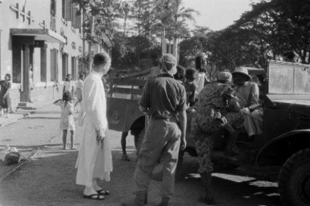 Evacuatie Chinees-Indonesisch gezin Indonesische man met tropenhelm zit in pic…, Bestanddeelnr 352-1-3