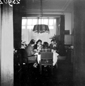 Euwe met familie aan de maaltijd, Bestanddeelnr 902-5902