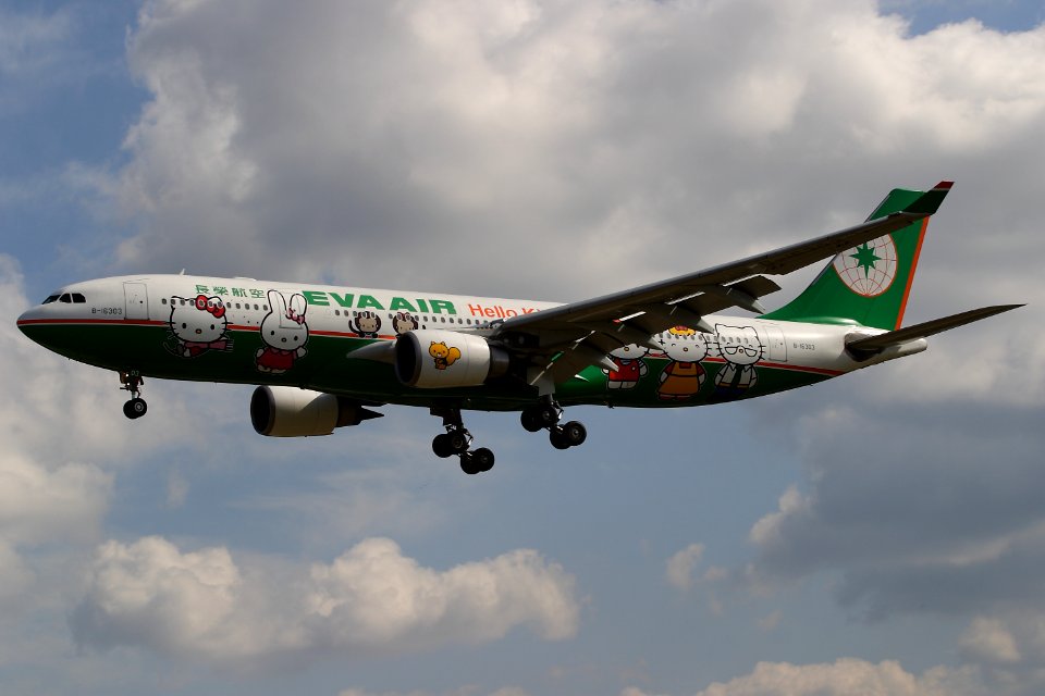 EvaAirways A330 fukuoka 20051030111404