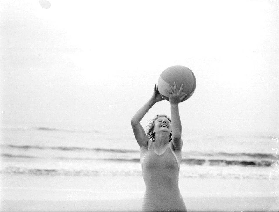 Eva Waldschmidt speelt met een bal op het strand, Bestanddeelnr 252-0795