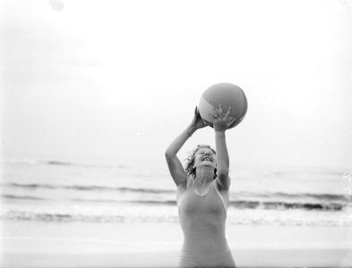 Eva Waldschmidt speelt met een bal op het strand, Bestanddeelnr 252-0795