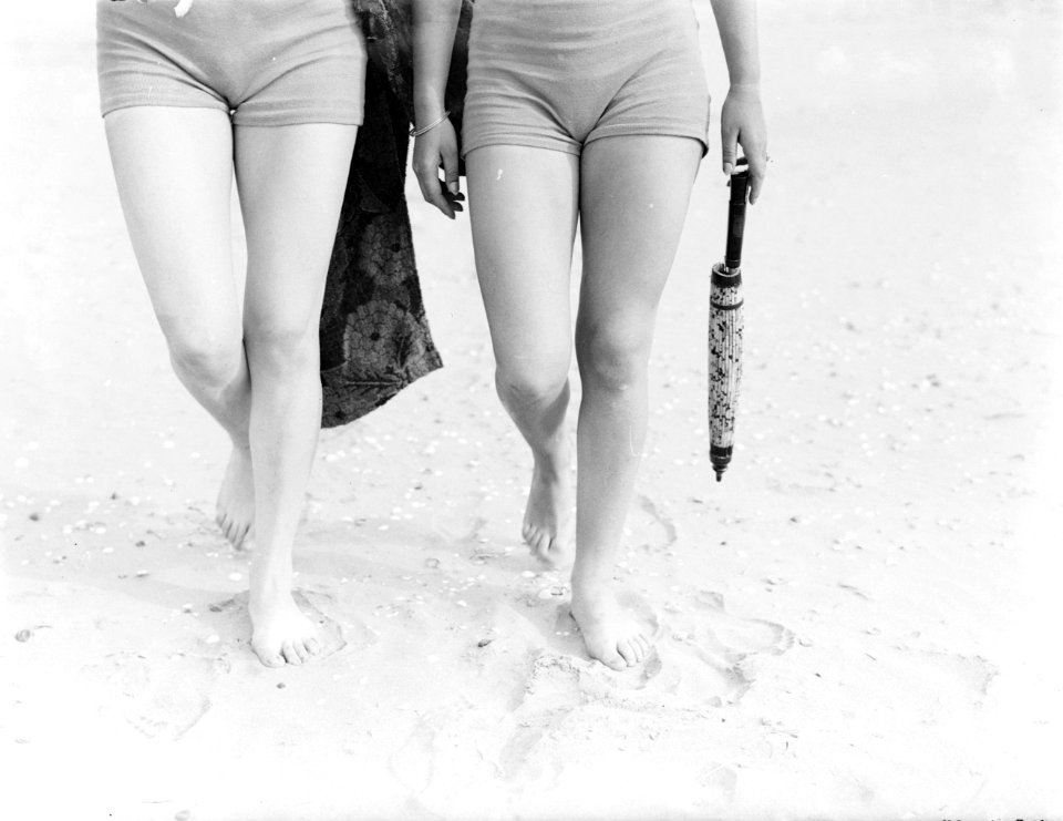 Eva Waldschmidt en Nell Langlais lopen in het zand, Bestanddeelnr 252-0789