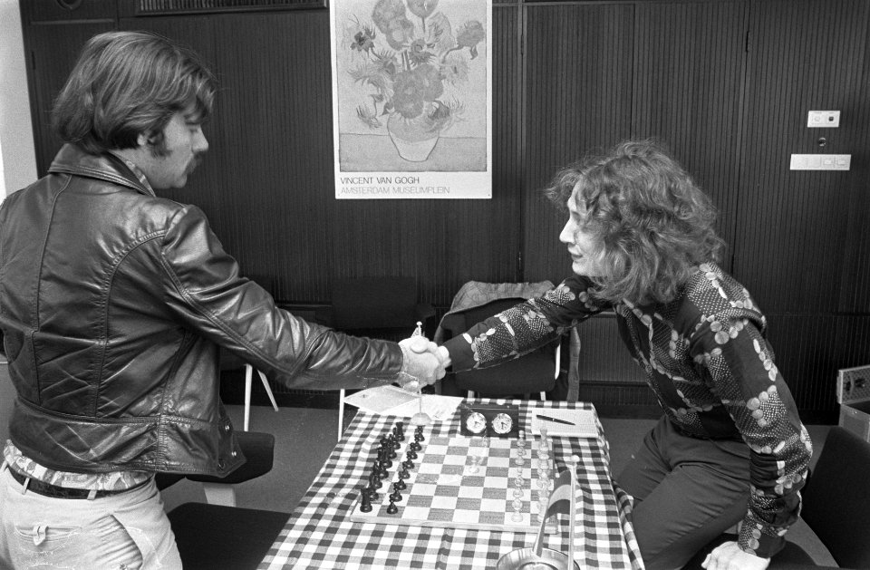 Euwe, vierkampschaken in Amsterdam, Browne (links) tegen Timman (rechts), Bestanddeelnr 928-5781