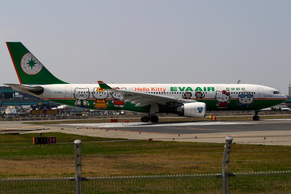 EvaAirways A330 fukuoka 20060330122954