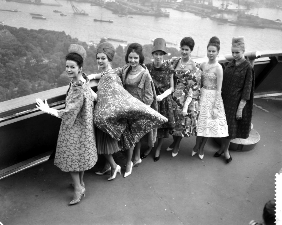 Europese mode op de top van de Rotterdamse Euromast, mannequins gekleed in cocta, Bestanddeelnr 911-3057