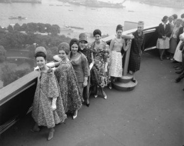 Europese mode op de top van de Rotterdamse Euromast, mannequins gekleed in cocta, Bestanddeelnr 911-3056