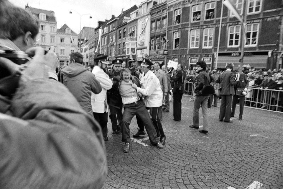 Europese Raad in Maastricht, agenten overmeesteren een Waalse boer op de Markt, Bestanddeelnr 931-3894