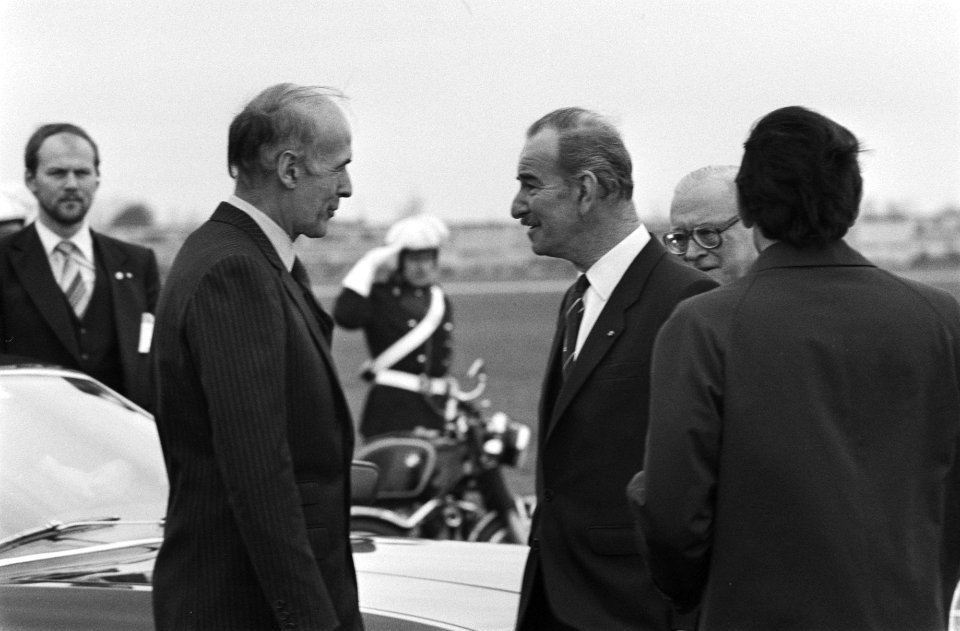 Europese Raad in Maastricht, Minister Van der Klaauw en Giscard dEstaing op vliegveld Beek, Bestanddeelnr 931-3902