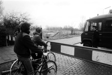 Evaluatie in Alphen ad Rijn ivm vondst van bom politie afzetting met op ach, Bestanddeelnr 930-6579