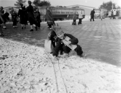 Evacueetjes uit Indonesie maken voor het eerst in hun leven kennis met de sneeuw, Bestanddeelnr 909-2705