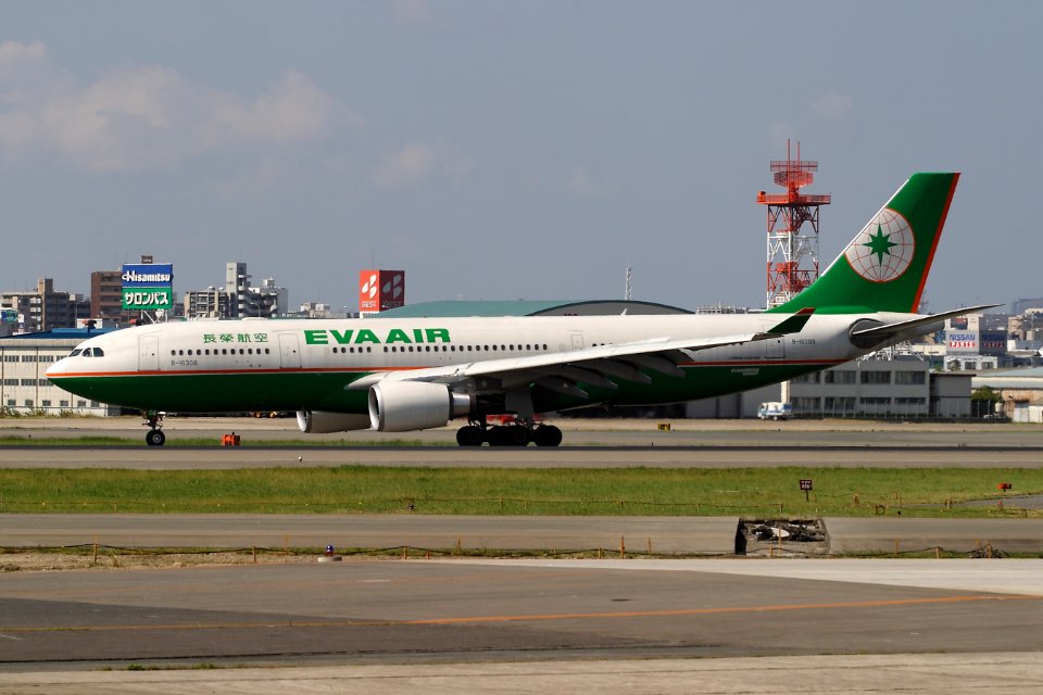EvaAirways A330 fukuoka 20051009111052