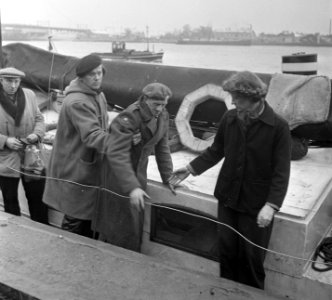 Evacuees op yacht, Bestanddeelnr 905-5296