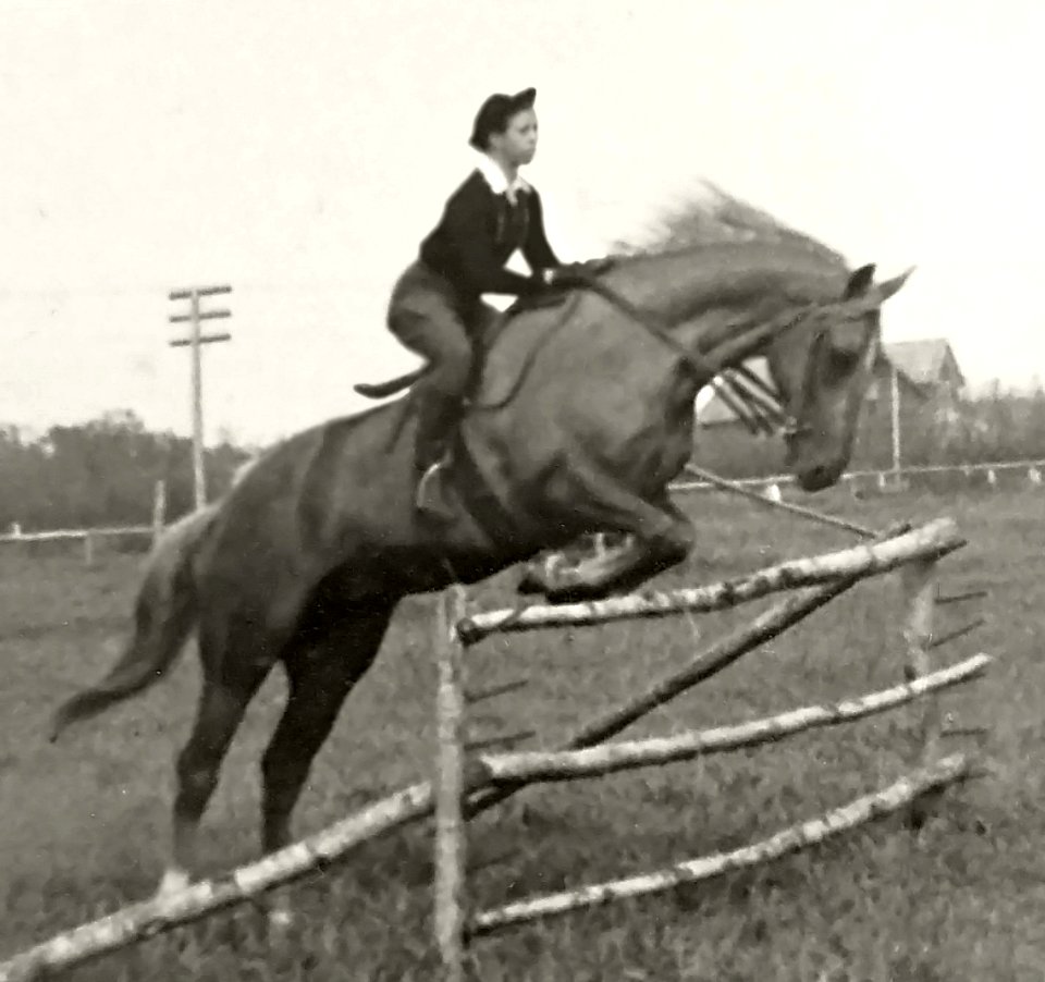 Eva Ring riding her horse over a fence