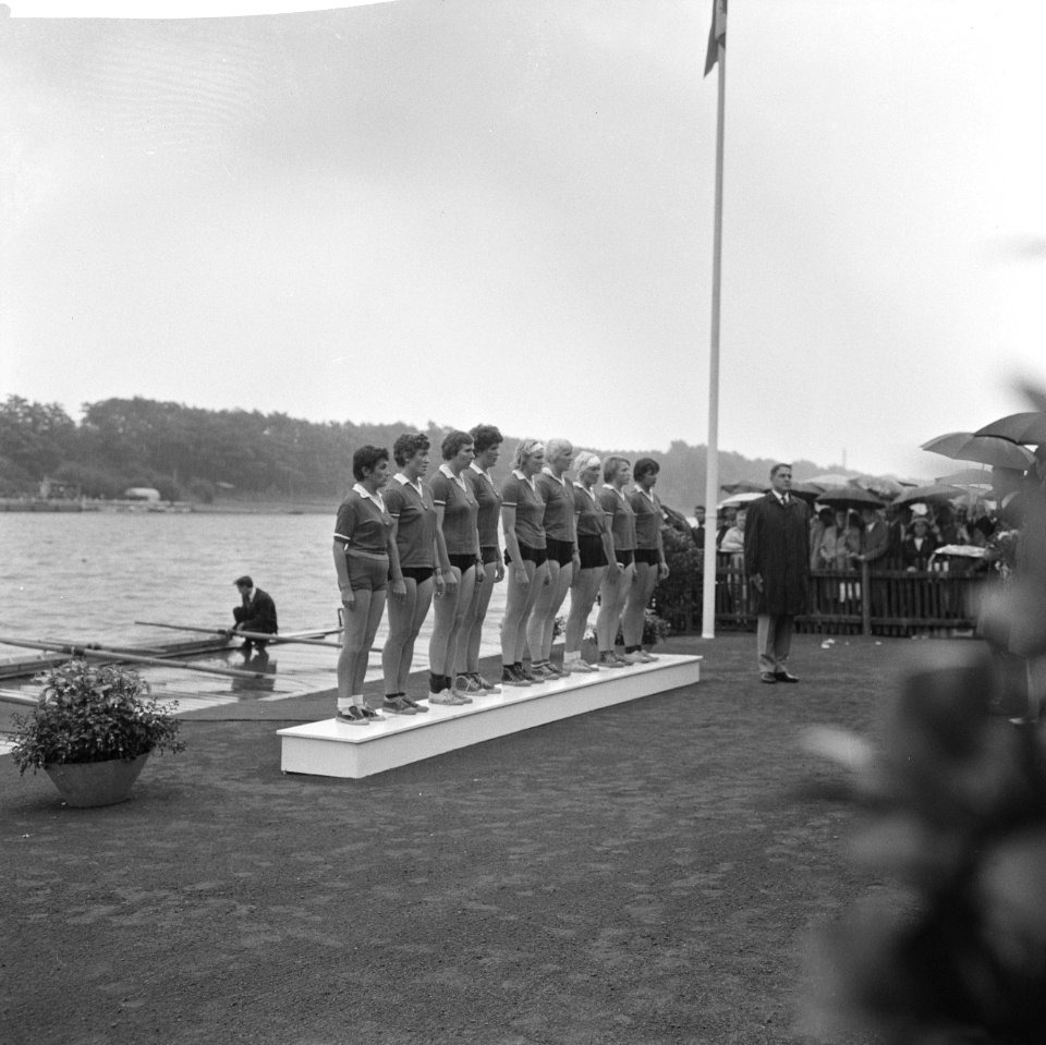 Europese roeikampioenschappen dames in Duisburg, Russisch acht op podium, Bestanddeelnr 918-0974