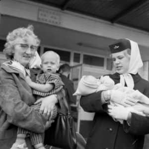 Evacues uit Nederlands Nieuw-Guinea ( mevrouw Bruinsma Fah Jok met kinderen), Bestanddeelnr 913-9699