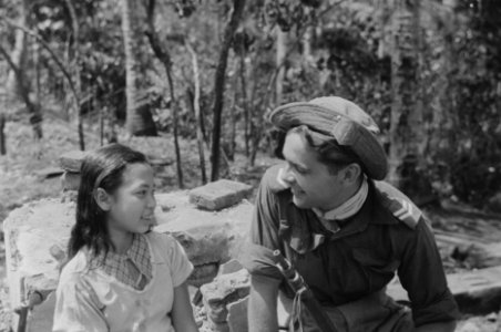 Evacuatie van een Chinees-Indonesisch gezin Korporaal van de W-Brigade met een , Bestanddeelnr 351-4-1