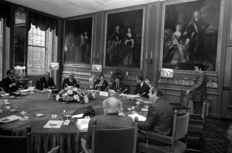 Europese Commissie vergadert in voorschoten, overzicht, op voorgrond ex Minister, Bestanddeelnr 926-7449