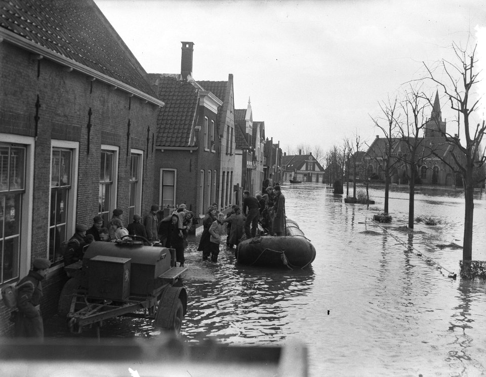 Evacuatie met rubberen boot in s-Gravendeel, Bestanddeelnr 905-5159