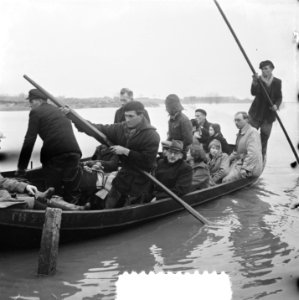 Evacuees worden per roeiboot uit Tholen in Halsteren binnengebracht, Bestanddeelnr 905-5208