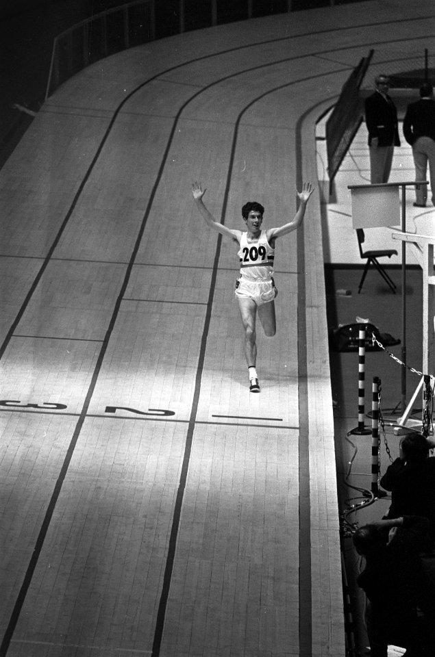 Europese Indoor-atletiekkampioenschappen, Pullemans juichend over finish, Bestanddeelnr 926-2738