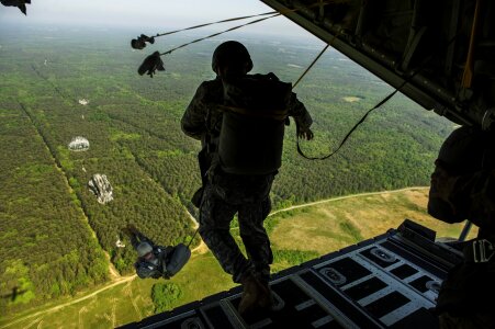 Parachute jumping parachutist