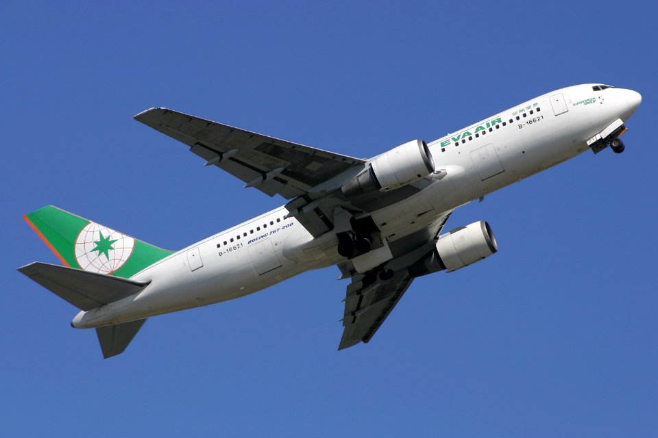 EvaAirways B767-200 fukuoka 20041023122746
