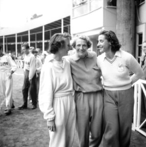 Europese atletiekkampioenschappen te Brussel Fanny Blankers-Koen, (midden) met…, Bestanddeelnr 934-5323