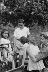 Evacuatie van een Chinees-Indonesisch gezin Korporaal van W-Brigade helpt een m, Bestanddeelnr 351-5-3
