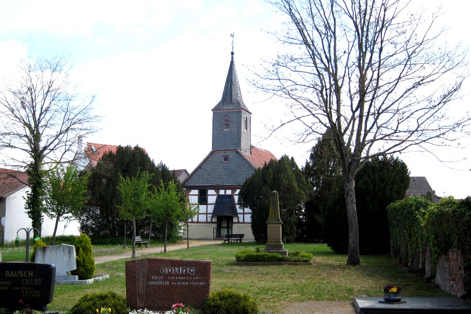 Ev Kirche und Friedhof Worfelden