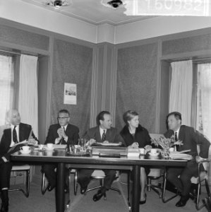 Europees ontwikkelingsfonds persconferentie in Den Haag naast dame links Jacques, Bestanddeelnr 916-0982