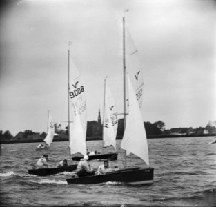 Europees Kampioenschap Vaurienklasse op de Alkmaarder Plassen . Op voorgrond de , Bestanddeelnr 915-3608