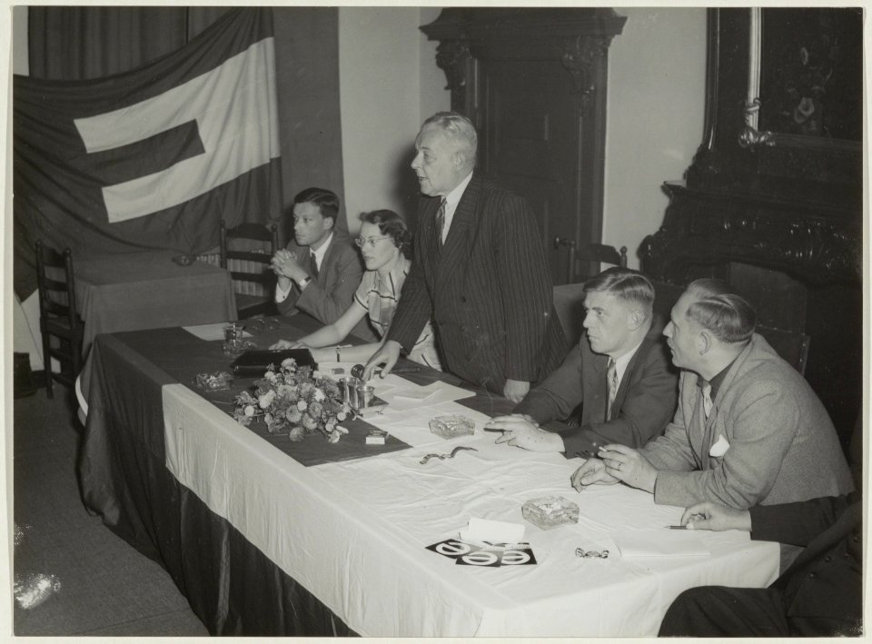 Europees Jongerenforum in de Raadzaal van het stadhuis. V.l.n.r. L. Oranje, J.Schilthuizen, R.Peereboom, A. Mozer, P.Brijen van Houten. NL-HlmNHA 54010740