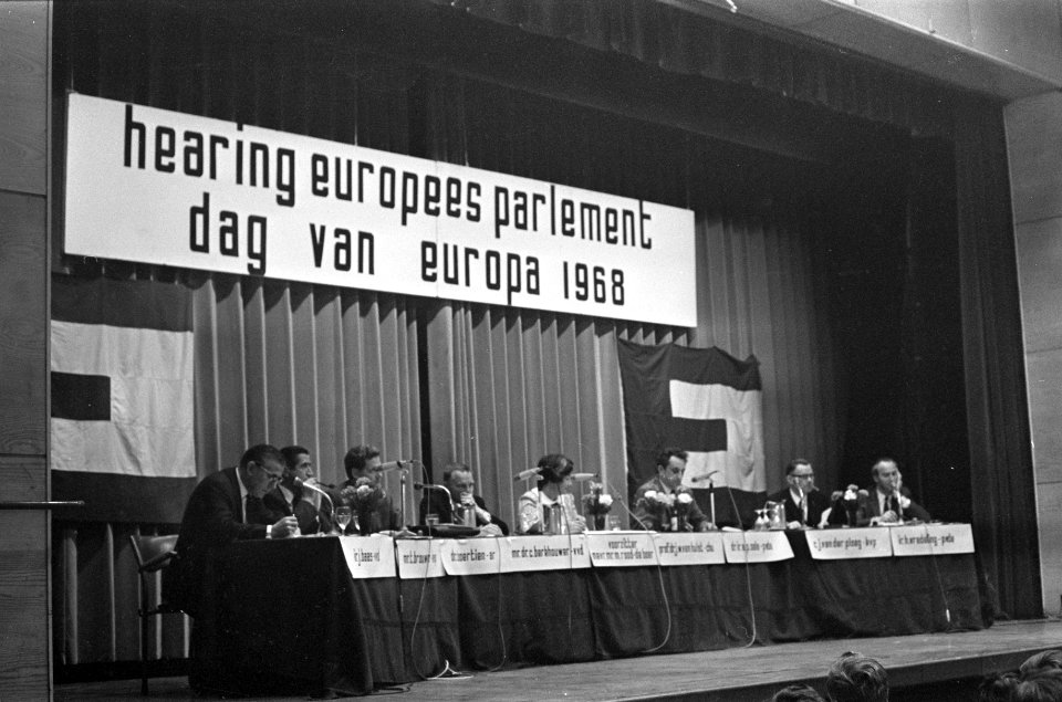 Europese Beweging hield hearing in Kras in het forum o.a. ir. J. Baas , mr. Berk, Bestanddeelnr 921-3360
