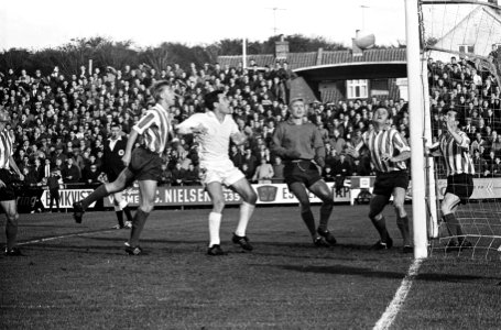 Europa Cup Esbjerg tegen PSV 3-4 Eerste doelpunt PSV Theunissen kopt bal in,, Bestanddeelnr 915-5658