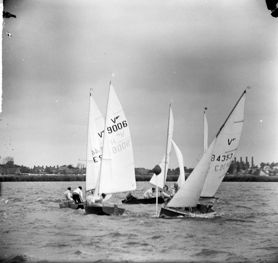 Europees Kampioenschap Vaurienklasse op de Alkmaarder Plassen . Het ronden van d, Bestanddeelnr 915-3605