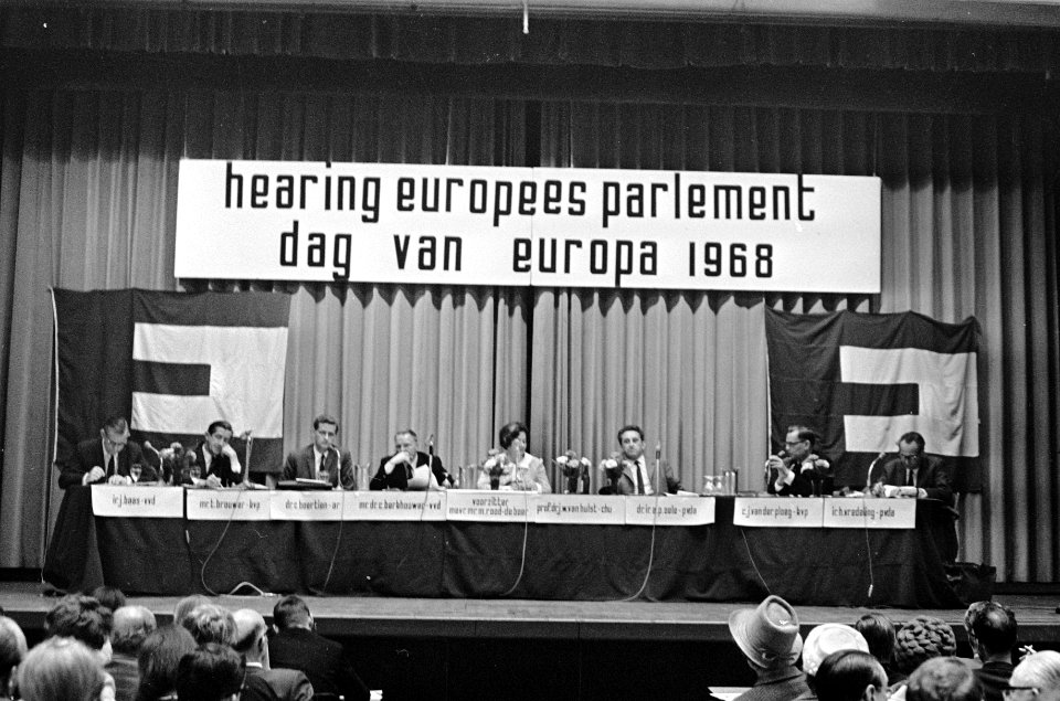 Europese Beweging hield hearing in Kras in het forum o.a. ir. J. Baas , mr. Berk, Bestanddeelnr 921-3359