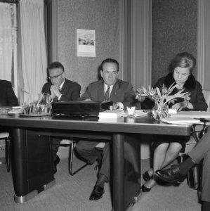 Europees ontwikkelingsfonds persconferentie in Den Haag naast dame links Jacques, Bestanddeelnr 916-0981
